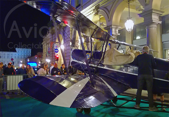 Un biplano nel “salotto di Torino” per celebrare il primo volo postale italiano