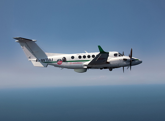 Leonardo consegna due King Air 350ER in configurazione da sorveglianza. Iniziano i primi voli di pattugliamento marittimo